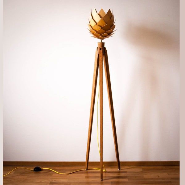 Tripod Stehlampe Dreibein Retro 60- 70iger Design Holzblüte Tripod Floor Lamp wood flower standard lamp