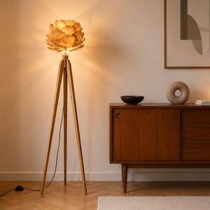 Lámpara de pie trípode estilo retro años 60-70 con diseño de flor de madera. Lámpara de pie trípode con forma de flor de madera, lámpara de pie estándar con chapa de arce.