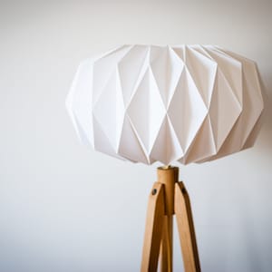 Lampada da terra a treppiede, lampada da terra a tre gambe, design origami retrò anni '60-'70, lampada da terra a stelo