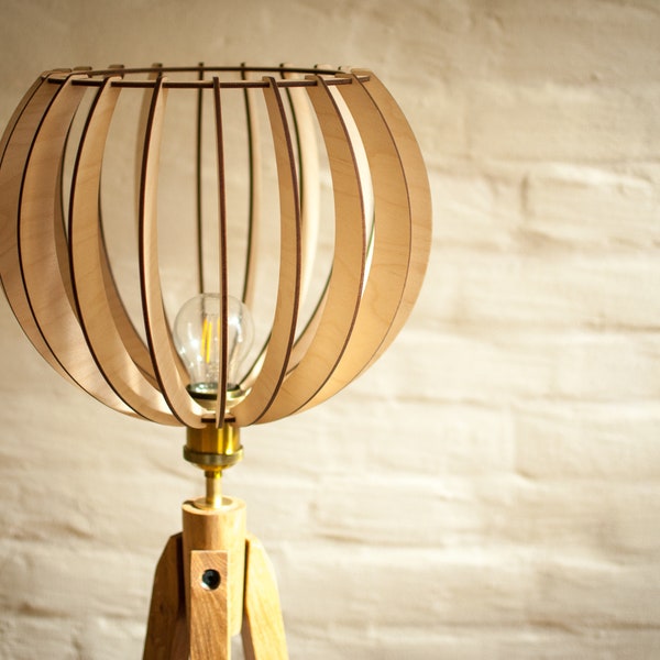 Lampada da terra a treppiede, design retrò anni '60-'70, lampada da terra in legno di foglie