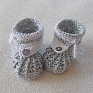 Babyschuhe/ Babystiefelchen gehäkelt grau Unisex Geschenk Geburt Taufe Bayparty Bild 1