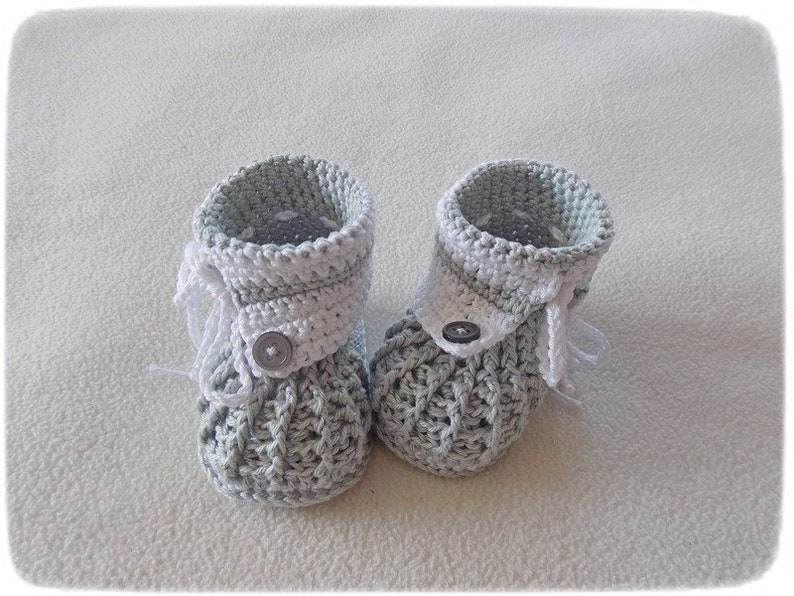 Babyschuhe/ Babystiefelchen gehäkelt grau Unisex Geschenk Geburt Taufe Bayparty Bild 1