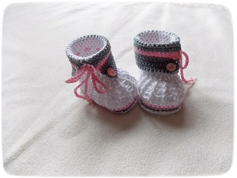 Babyschuhe/ Babystiefelchen gehäkelt Mädchen Geschenk Geburt Taufe Babyparty Bild 2