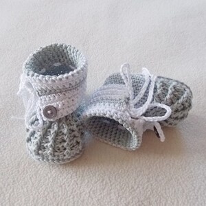 Babyschuhe/ Babystiefelchen gehäkelt grau Unisex Geschenk Geburt Taufe Bayparty Bild 2