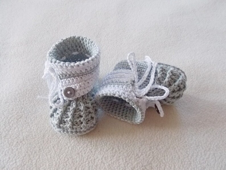 Babyschuhe/ Babystiefelchen gehäkelt grau Unisex Geschenk Geburt Taufe Bayparty Bild 2