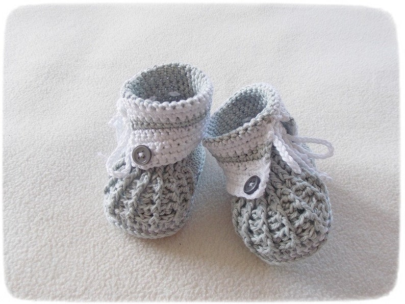 Babyschuhe/ Babystiefelchen gehäkelt grau Unisex Geschenk Geburt Taufe Bayparty Bild 3