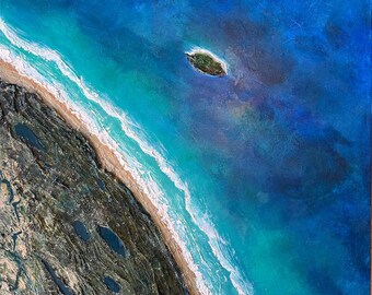 Może przedstawiać: Abstrakcyjny obraz przedstawiający skaliste wybrzeże spotykające się z turkusowym oceanem. Ocean jest głęboko niebieski w oddali, z białymi falami rozbijającymi się o brzeg. Mała zielona wyspa jest widoczna w oddali.