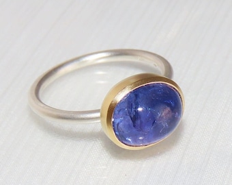 Tanzaniet ring gemaakt van zilver en 750 goud, blauwe cabochon, breedte 56