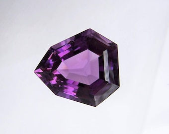 großer Amethyst Tropfen aus Brasilien 24x22 mm, 30 ct, Fantasie Schliff