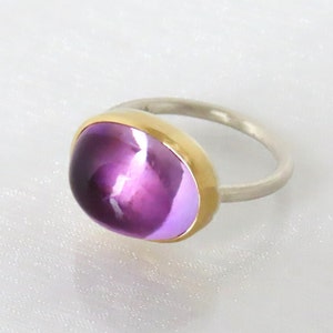 Amethyst cabochon ring made of 750 gold and silver, lilac, large stone image 3