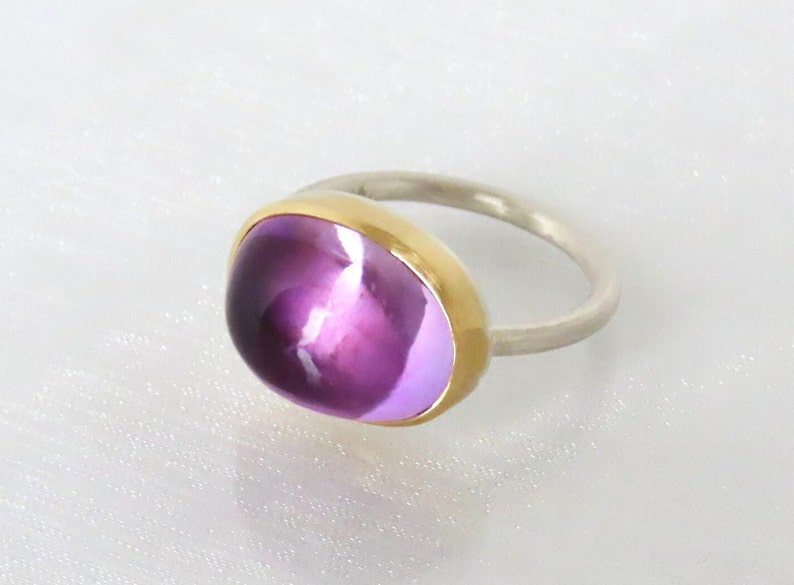 Amethyst cabochon ring made of 750 gold and silver, lilac, large stone image 3