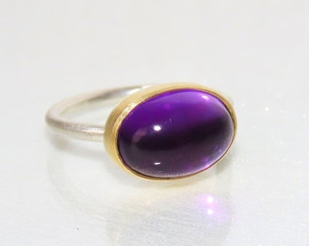 Amethyst ring made of 750 gold and silver, cabochon ring, purple