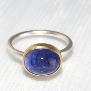 Bague tanzanite en argent et or 750, cabochon bleu, largeur 55, bijou d'orfèvre, bijou unique, bijou unique de l'orfèvre