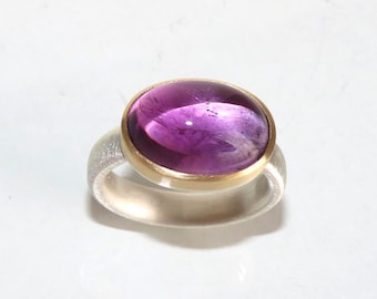 Ring met lila amethist in 750 goud en zilver, ring met grote steen, sieraad van een goudsmid, uniek sieraad, een uniek exemplaar van een goudsmid.