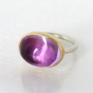 Amethyst cabochon ring made of 750 gold and silver, lilac, large stone image 5