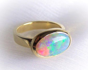 Exquisite opal ring in 585 gold, size 58, cabochon, unique piece of jewelry from a goldsmith