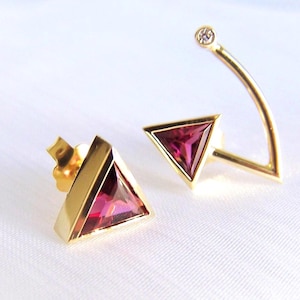 Rhodolith Granat Ohrringe aus 585 Gold, Ohrstecker Dreieck, Goldschmiedeschmuck, Unikatschmuck