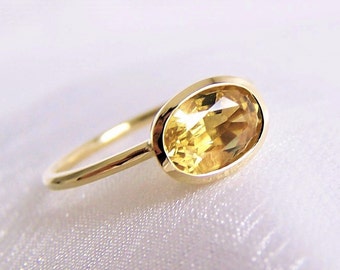 Saffierring gemaakt van 585 goud, breedte 55, ovale gele edelsteen, verlovingsring, uniek stuk