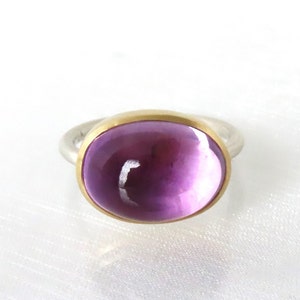 Amethyst cabochon ring made of 750 gold and silver, lilac, large stone image 2