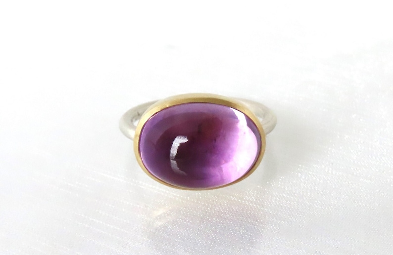 Amethyst cabochon ring made of 750 gold and silver, lilac, large stone image 2