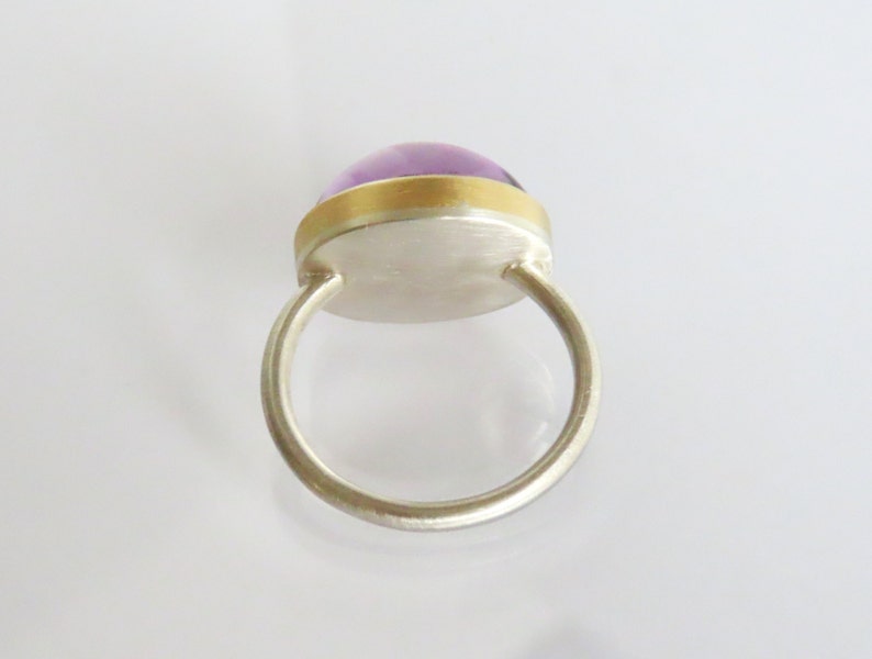 Amethyst cabochon ring made of 750 gold and silver, lilac, large stone image 7