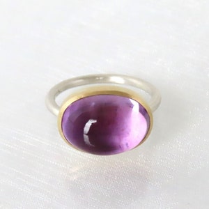 Amethyst cabochon ring made of 750 gold and silver, lilac, large stone image 4