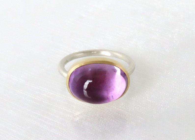Amethyst cabochon ring made of 750 gold and silver, lilac, large stone image 4
