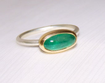Smaragdgroene ring gemaakt van zilver en 750 goud, cabochonring, breedte 55, uniek stuk