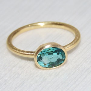 blau grüner Turmalin Ring aus 750 Gold, Weite 56, türkisblau, klassischer Verlobungsring Bild 3