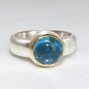 Aquamarin Ring aus 750 Gold und Silber, W 56.5, blauer Cabochon Ring, Schmuck vom Goldschmied, Goldschmiedeschmuck