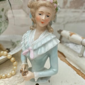POUPÉE DÉCO ANCIENNE tête porcelaine, robe rose à dentelles Haut 42 cm EUR 14,00 - FR