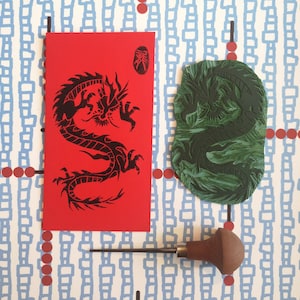 Roter Umschlag - Drachen Linolschnitt - Handabdruck - 2024