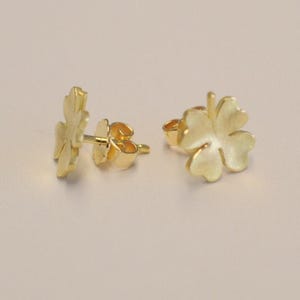 Kleeblatt Ohrringe vierblättrig aus 750 Gelbgold, Glücksbringer 18 Karat Gold Ohrschmuck