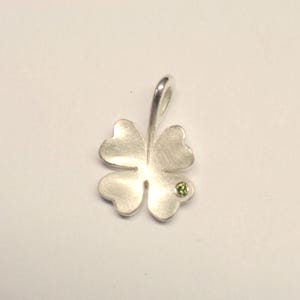 Kleeblatt Anhänger vierblättrig aus Silber mit einem grünem Diamant gefasst, Glücksbringer afbeelding 1