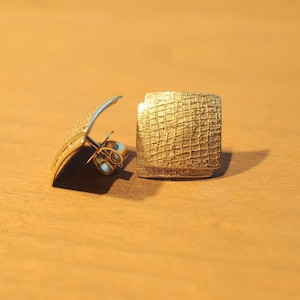 Gold earrings with structure, unique, handmade earrings made of solid 585 yellow gold (14 carat), by höllwerk Schmuck & Design