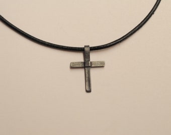 Kleines Kreuz aus Silber mit geschwärzter Oberfläche, als Auswahl auch mit Kette erhältlich