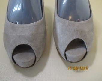 Very elegant pumps, light grey, high heels 10 cm, size 36, before 2004, leather, like new