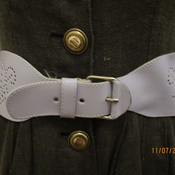 Vintage Gürtel 8 cm breit, 90 cm lang +- 2,5 cm , schöne Schnallenverarbeitung, Taillengürtel h'lila, breiter Gürtel, Lochmuster rundum