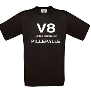 Könnte beinhalten: Schwarzes T-Shirt mit weißem Text, der "V8...alles andere ist PILLEPALLE" lautet