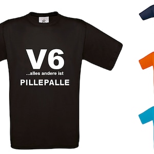 Könnte beinhalten: Ein schwarzes T-Shirt mit weißem Text, der "V6...alles andere ist PILLEPALLE" lautet. Das Shirt ist in vier verschiedenen Farben zu sehen: Schwarz, Marineblau, Orange und Türkis.