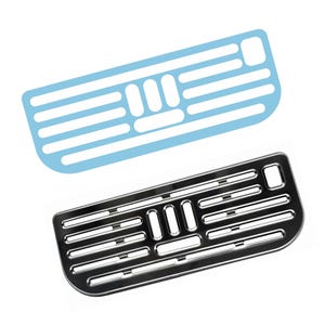 Könnte beinhalten: Zwei Kfz-Lüftungsgitter. Eines ist ein hellblauer, gestanzter Aufkleber mit einer Reihe horizontaler und vertikaler rechteckiger Aussparungen. Das andere ist ein glänzendes, chromfarbenes Lüftungsgitter mit ähnlichen Aussparungen.