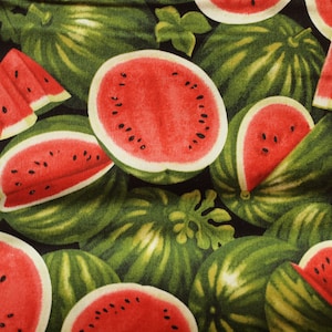 Könnte beinhalten: Ein Stoff mit einem sich wiederholenden Muster aus Wassermelonen. Die Wassermelonen sind außen grün und innen rot. Einige der Wassermelonen sind halbiert und zeigen das rote Fruchtfleisch.