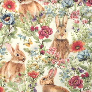 Könnte beinhalten: Stoffmuster mit braunen Hasen inmitten eines farbenfrohen Blumenarrangements. Das Design umfasst rote, rosa, blaue und gelbe Blumen, grünes Laub und einen gelben Schmetterling, wodurch eine frühlingshafte Ästhetik entsteht.