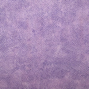 Può includere: Tessuto viola con un motivo ripetitivo di piccoli cerchi ed esagoni.
