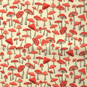 Può includere: Motivo di tessuto con un design ripetuto di funghi rossi con pois bianchi e steli grigi. I funghi sono di varie dimensioni e sono su uno sfondo color crema.