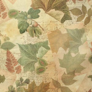 Peut inclure: Un tissu à motif vintage avec un fond beige et des feuilles de différentes nuances de vert, marron et rouge. Le tissu présente un motif répétitif de feuilles et de texte manuscrit.