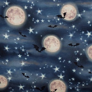 Op de afbeelding: Een herhalend patroon met een nachtelijke hemel met volle manen, sterren en silhouetten van vleermuizen. De manen zijn lichtroze en de sterren wit. De achtergrond is donkerblauw, wat een griezelig Halloween-thema creëert.