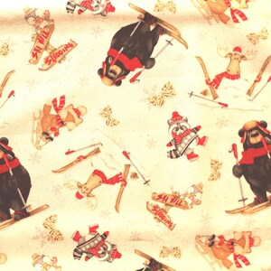 Könnte beinhalten: Ein cremefarbener Stoff mit einem sich wiederholenden Muster von Zeichentricktieren beim Skifahren und Rodeln. Bären, Waschbären und Elche sind mit roten Schals und Mützen dargestellt. Skistöcke und Skier sind ebenfalls vorhanden, zusammen mit den Worten "Ski Hill" und "Sledding".