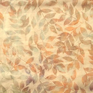 Könnte beinhalten: Ein beigefarbener Hintergrund mit einem Muster aus braunen und blauen Blättern. Die Blätter sind ein Aquarelldesign und scheinen auf den Stoff gedruckt zu sein.