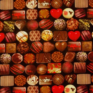 Peut inclure: Une variété de chocolats en différentes formes et tailles, y compris des cœurs, des carrés et des cercles. Les chocolats sont disposés en grille sur un fond foncé.